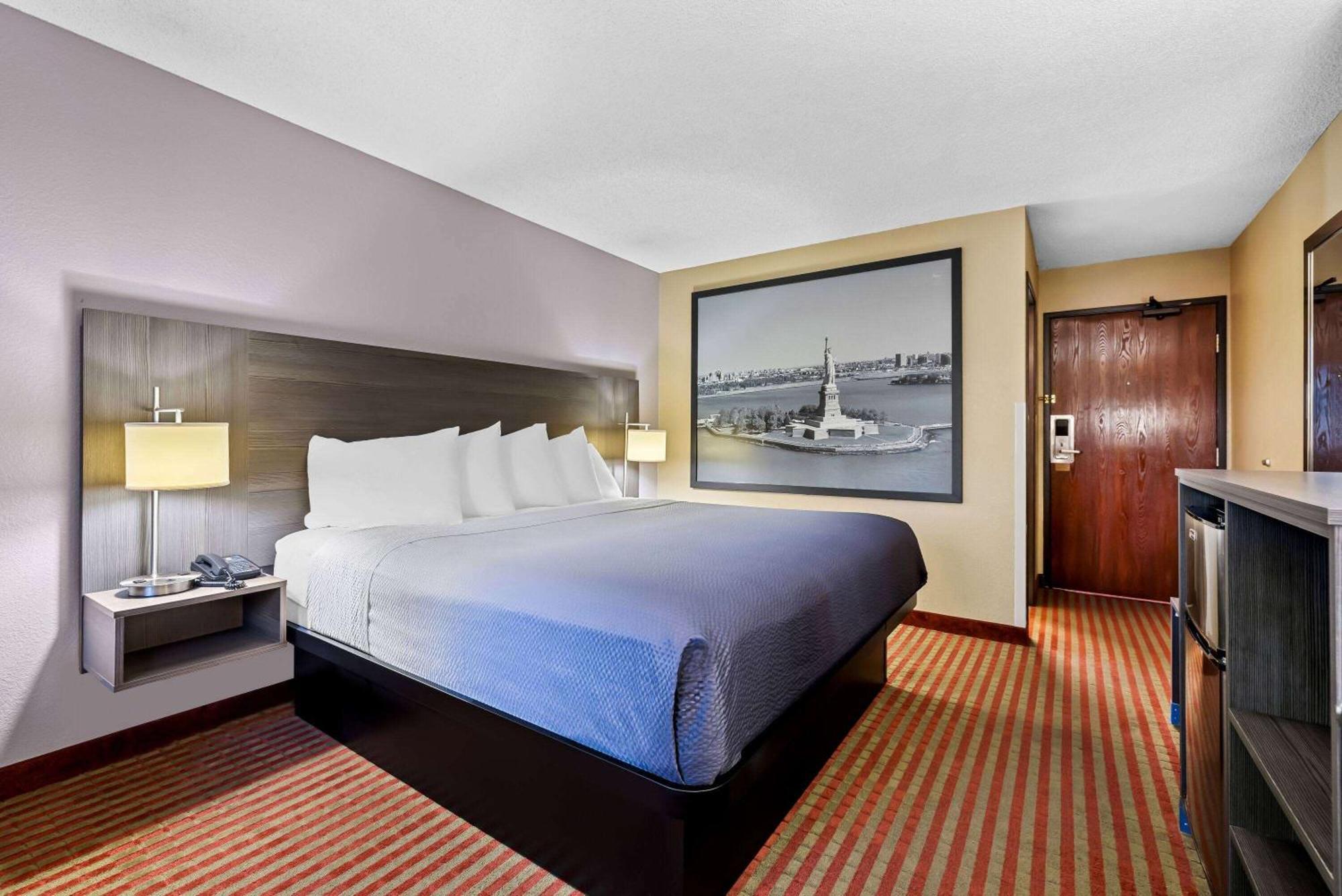 Super 8 By Wyndham Amsterdam Hotel Exterior photo
